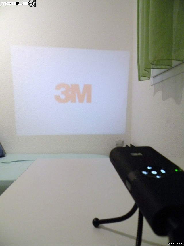[簡單開箱]50吋行動大螢幕 ----- 3M Mpro 120 微型投影機