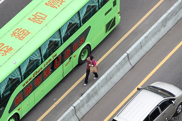 如果你在快速道路上遇到妹走路，你會怎麼辦？(內有真相)