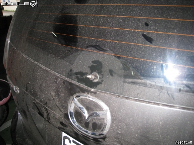 mazda 5 後雨刷組被整個拆走了