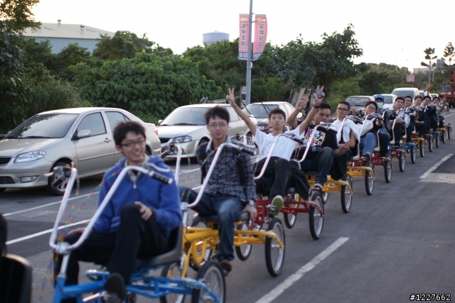 這是我看過最長的腳踏車...