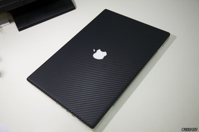 [分享] Macbook Pro Carbonized! 舊麥書也來碳纖化