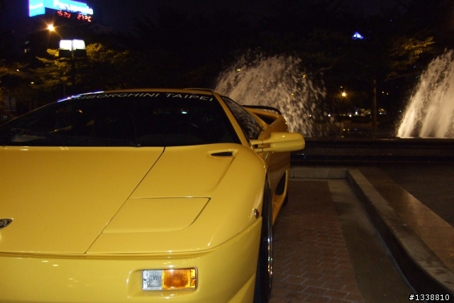 我也有拍到君悅那台430Scuderia  但.........馬走了  來了更猛的  連430車主都忍不住拍牠幾張