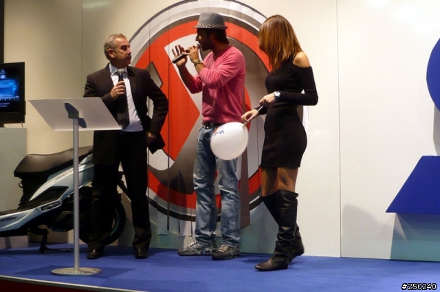 "新FIGHTER發表"  09 EICMA (感謝KTFFTP大大)
