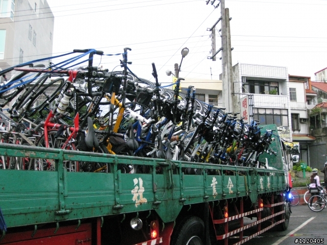 發現一部可以搭載60多輛的大車
