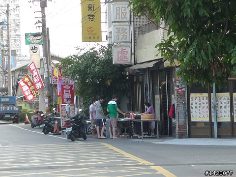 [台南]發現一家好吃的蔥油餅!! <-- (明明是蔥肉餅..&新增辣包子跟臭豆腐~)