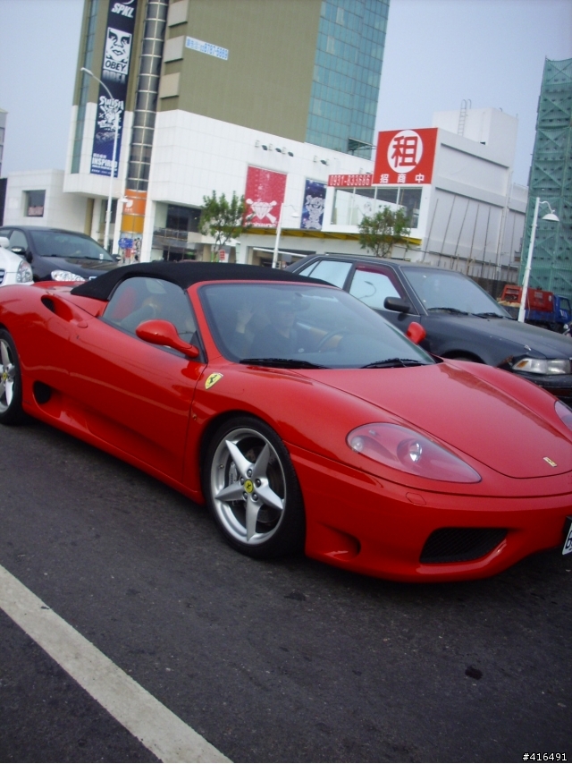高雄-連兩天在同條路上遇到不同樣式的ferrari 360