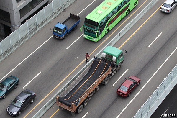 如果你在快速道路上遇到妹走路，你會怎麼辦？(內有真相)