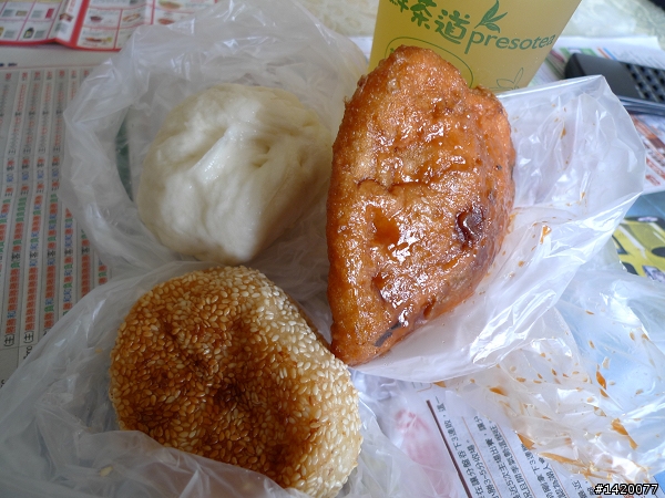 [台南]發現一家好吃的蔥油餅!! <-- (明明是蔥肉餅..&新增辣包子跟臭豆腐~)