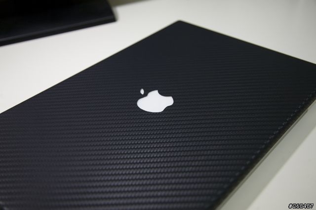 [分享] Macbook Pro Carbonized! 舊麥書也來碳纖化