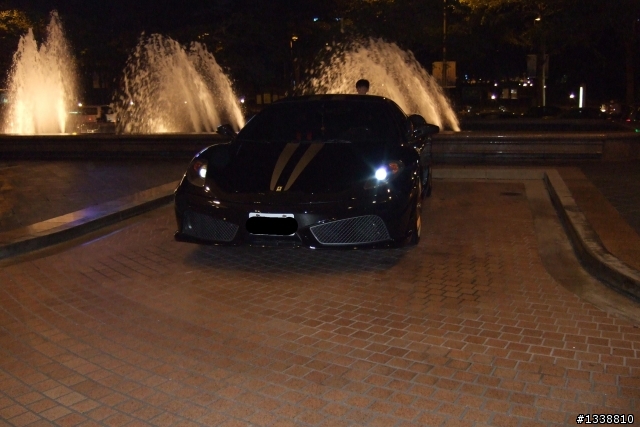 我也有拍到君悅那台430Scuderia  但.........馬走了  來了更猛的  連430車主都忍不住拍牠幾張