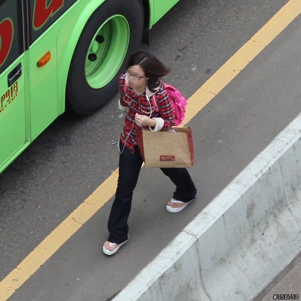 如果你在快速道路上遇到妹走路，你會怎麼辦？(內有真相)
