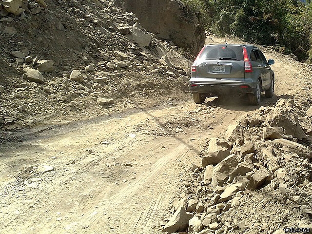 我開 RAV4 的越野技術真遜(或是輪胎抓地力不適合)