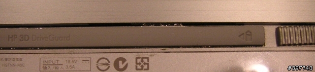 HP 2133 背面HP 3D DriveGuard 膠條的膠滲出來了