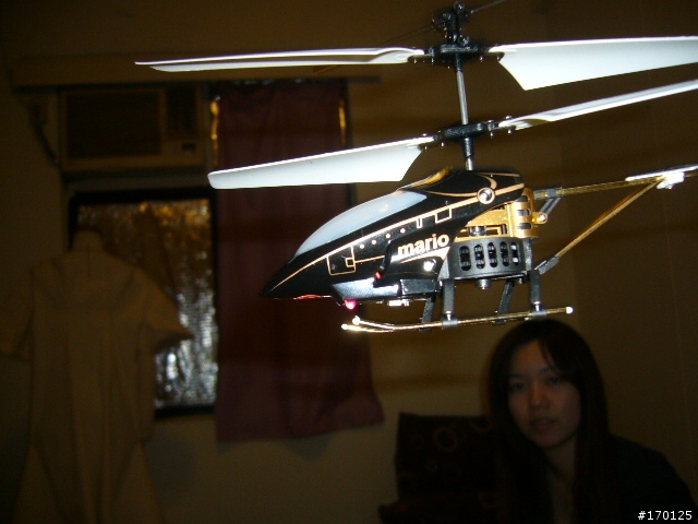 (飛行圖片更新)  輕鬆上手的鋁合金室內遙控直昇機~ (敗家慎入)