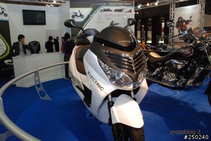 09 EICMA "韓國-曉星 GV 700i"