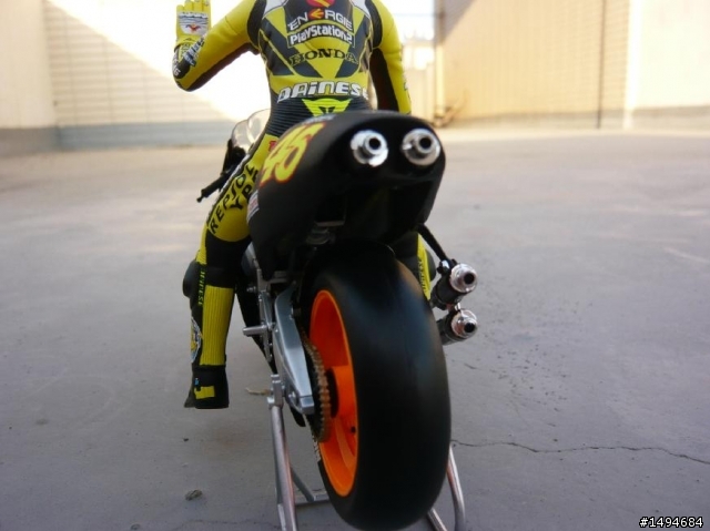 模型車收藏分享[012-Minichamps, 1/12, 小飛俠 Rossi, Moto GP 機車]