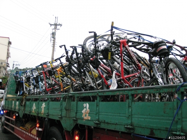 發現一部可以搭載60多輛的大車