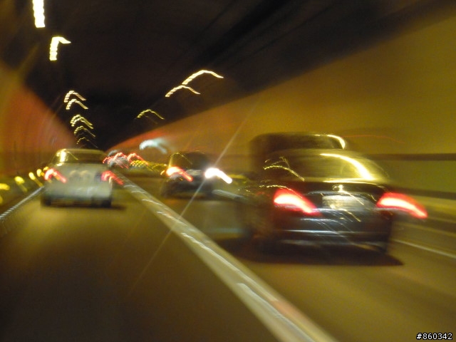 今晚總算見識到引擎蓋開啟後仍然開車上路的景象