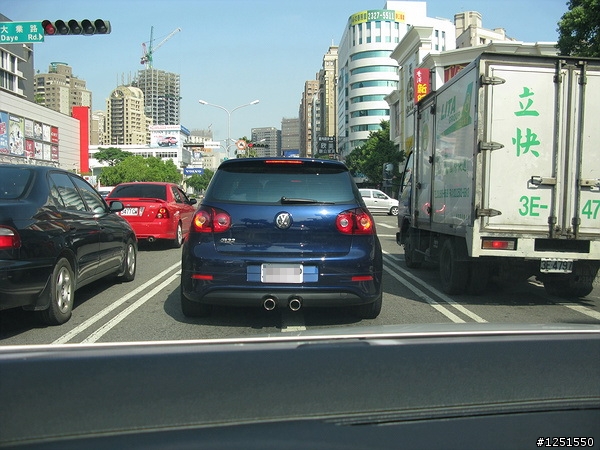 好漂亮的 GOLF R32 寶藍色 [朋友轉寄]