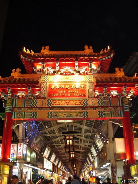 台灣也有遮雨棚的商店街
