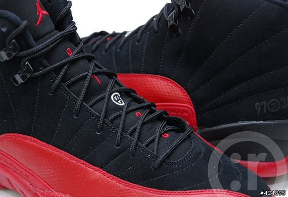 想請問最近有購買Air Jordan XII Retro "Flu Game"的大大們，鞋盒中有鞋卡嗎？