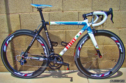 真是太酷啦!!!!!!!COLNAGO EPS Rossi版塗裝