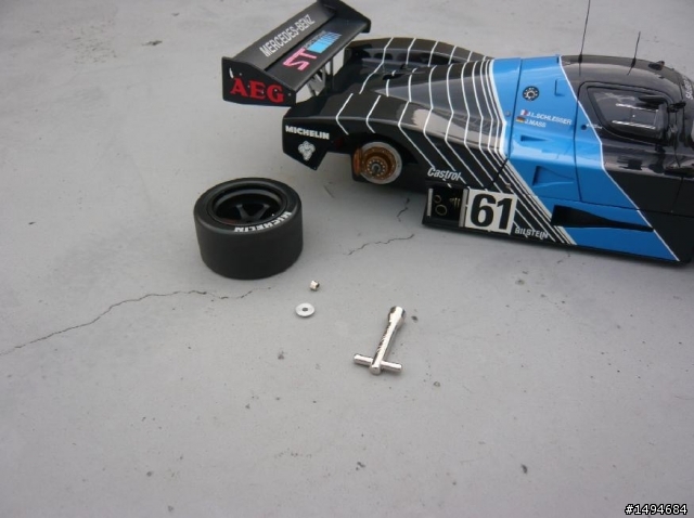 模型車收藏分享[018-Exoto-RLG19190, 1/18, Sauber-Mercedes C9 #61, 1988]
