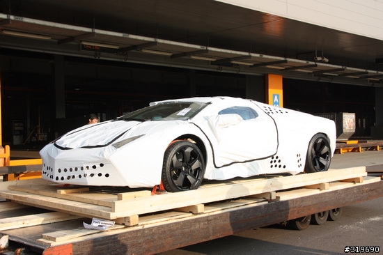 Reventon Roadster重量級至尊牛王 震撼抵台