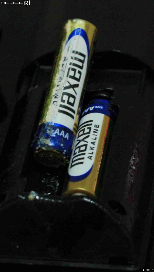 有人知道BenQ 電視遙控器送的電池是maxell 的嗎? 它它它~爆漿了~