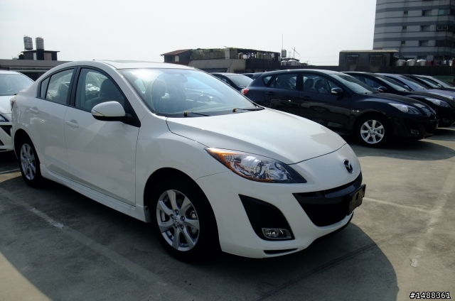 先睹為快...All new MAZDA3 4門2.0白色