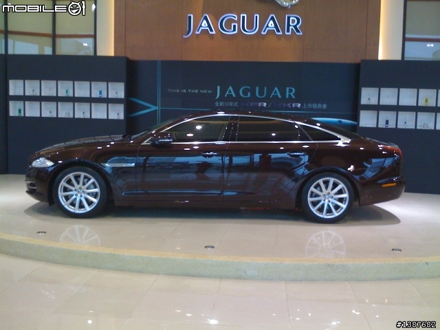 JAGUAR New XJ到位，手機像素不高，傷眼請見諒！