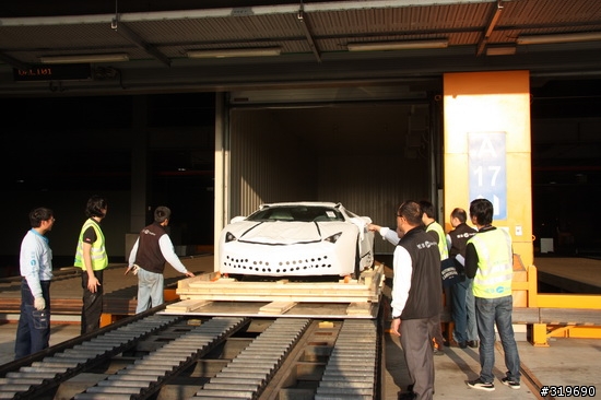 Reventon Roadster重量級至尊牛王 震撼抵台