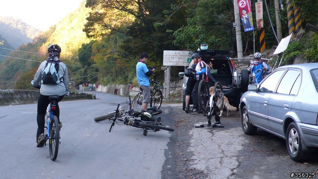 [遊記] 楓紅了part 2....2009霞喀羅古道4+2+2單車賞楓