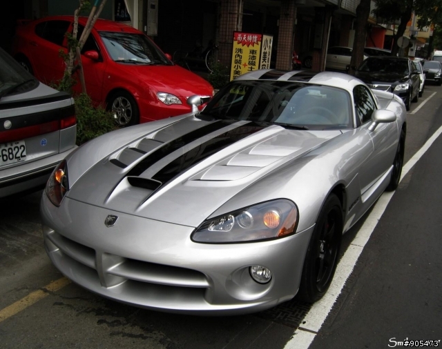 終於遇到他了!!  美國毒蛇 VIPER SRT10!!