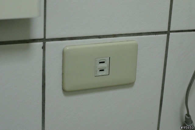[開箱]用料紮實的省電安全插座