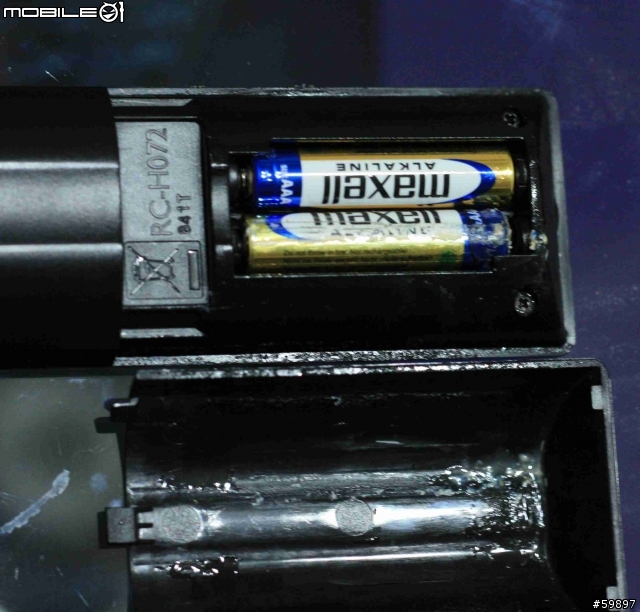 有人知道BenQ 電視遙控器送的電池是maxell 的嗎? 它它它~爆漿了~