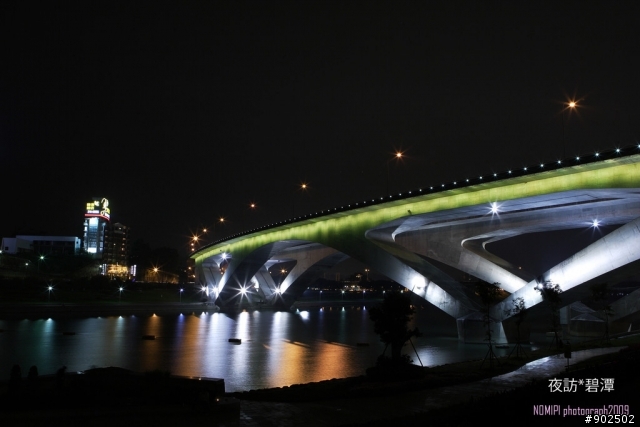碧潭吊橋....起大樓