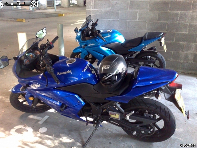 [分享] 08/09 Ninja 250r 原廠藍色的差異