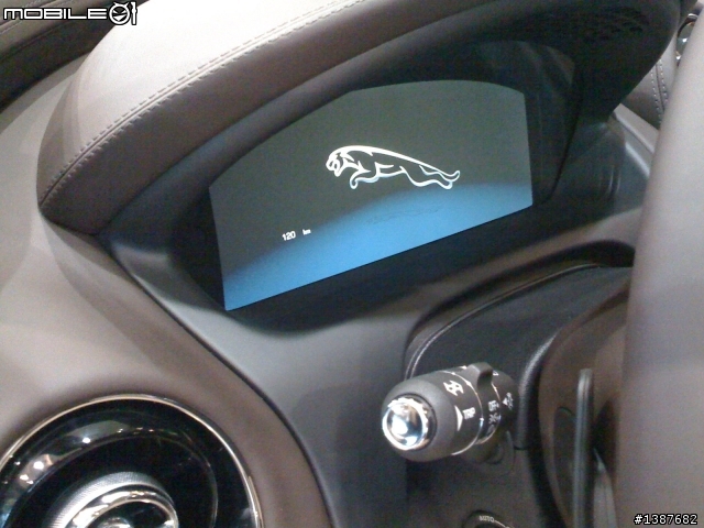 JAGUAR New XJ到位，手機像素不高，傷眼請見諒！