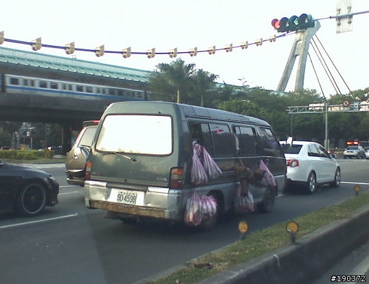 開車跟在這台後面要小心~