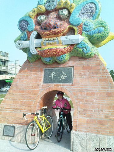 [約騎台南府城]**12月12日星期六{補上照片}~~古蹟+小吃+老街+吹海風看夕陽...漫步在沙灘上