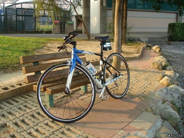 捷安特2010FCR1藍白......無怨無悔的選擇...