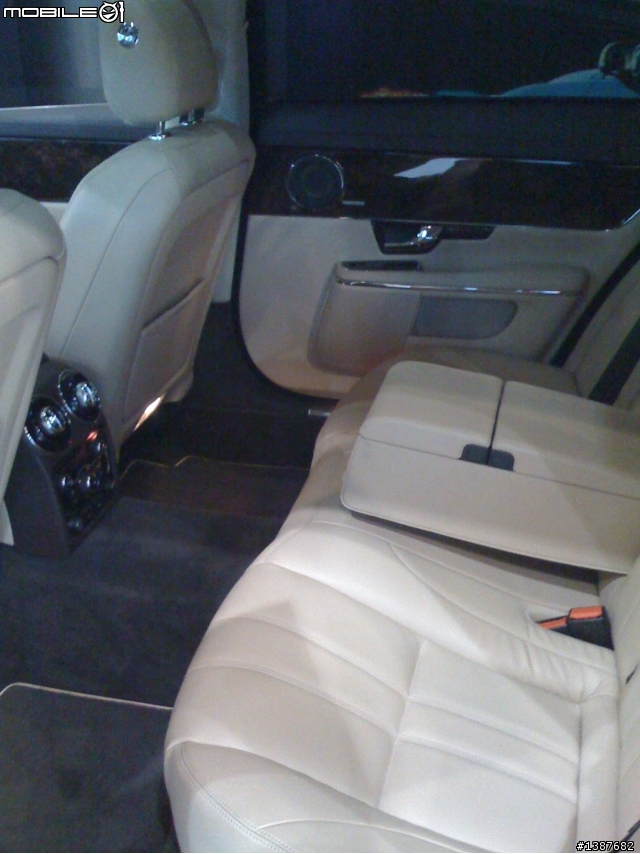 JAGUAR New XJ到位，手機像素不高，傷眼請見諒！