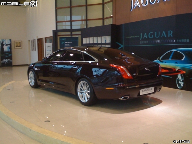 JAGUAR New XJ到位，手機像素不高，傷眼請見諒！