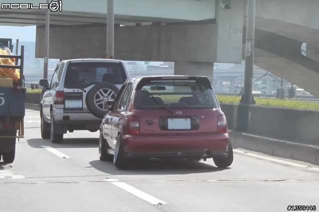 這個八字腳讓我嚇了好大一跳 - Nissan March
