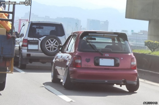 這個八字腳讓我嚇了好大一跳 - Nissan March