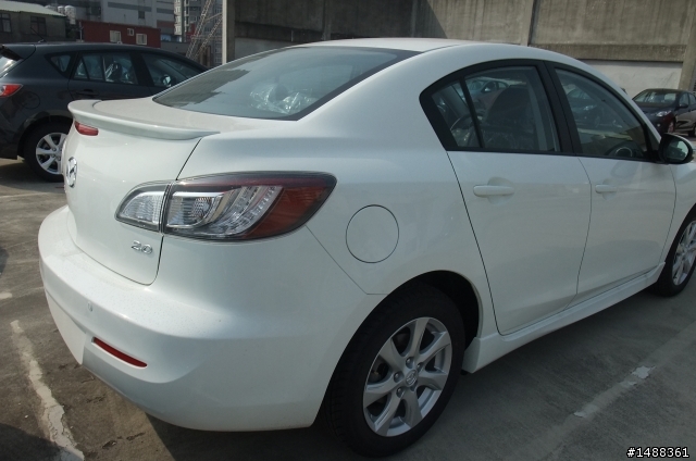 先睹為快...All new MAZDA3 4門2.0白色