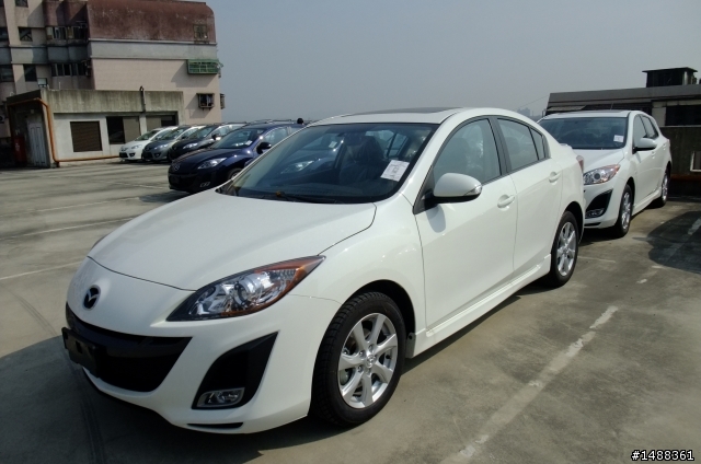 先睹為快...All new MAZDA3 4門2.0白色