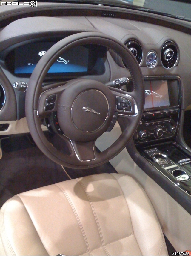 JAGUAR New XJ到位，手機像素不高，傷眼請見諒！