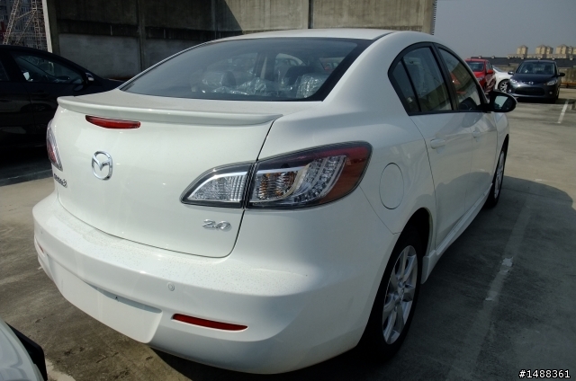 先睹為快...All new MAZDA3 4門2.0白色